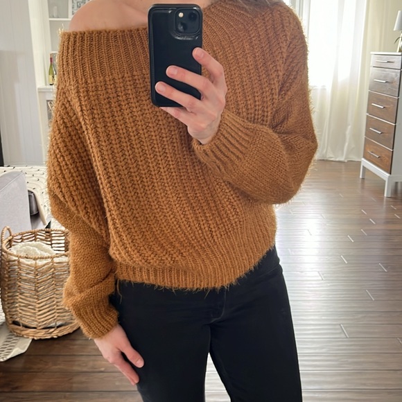 Off shoulder fuzzy sweater - Picture 8 of 9